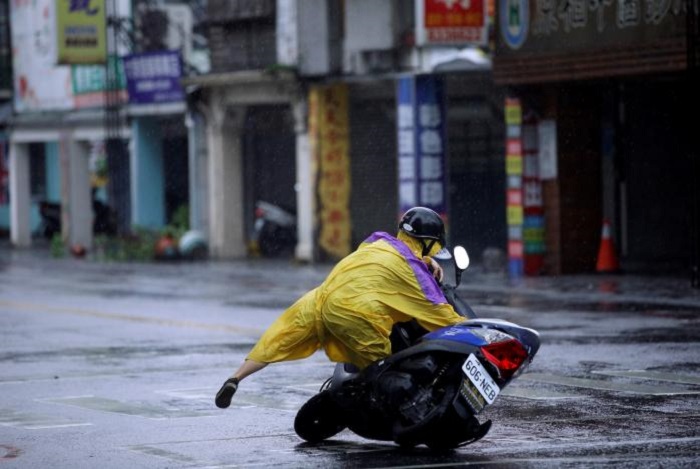 Third typhoon of the month hits Taiwan, 32 injured 